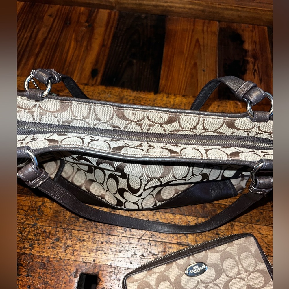 COACH PARK SIGNATURE CARRIE TOTE F28728
SILVER/KHAKI/MAHOGANY with WALLET - Picture 6 of 16